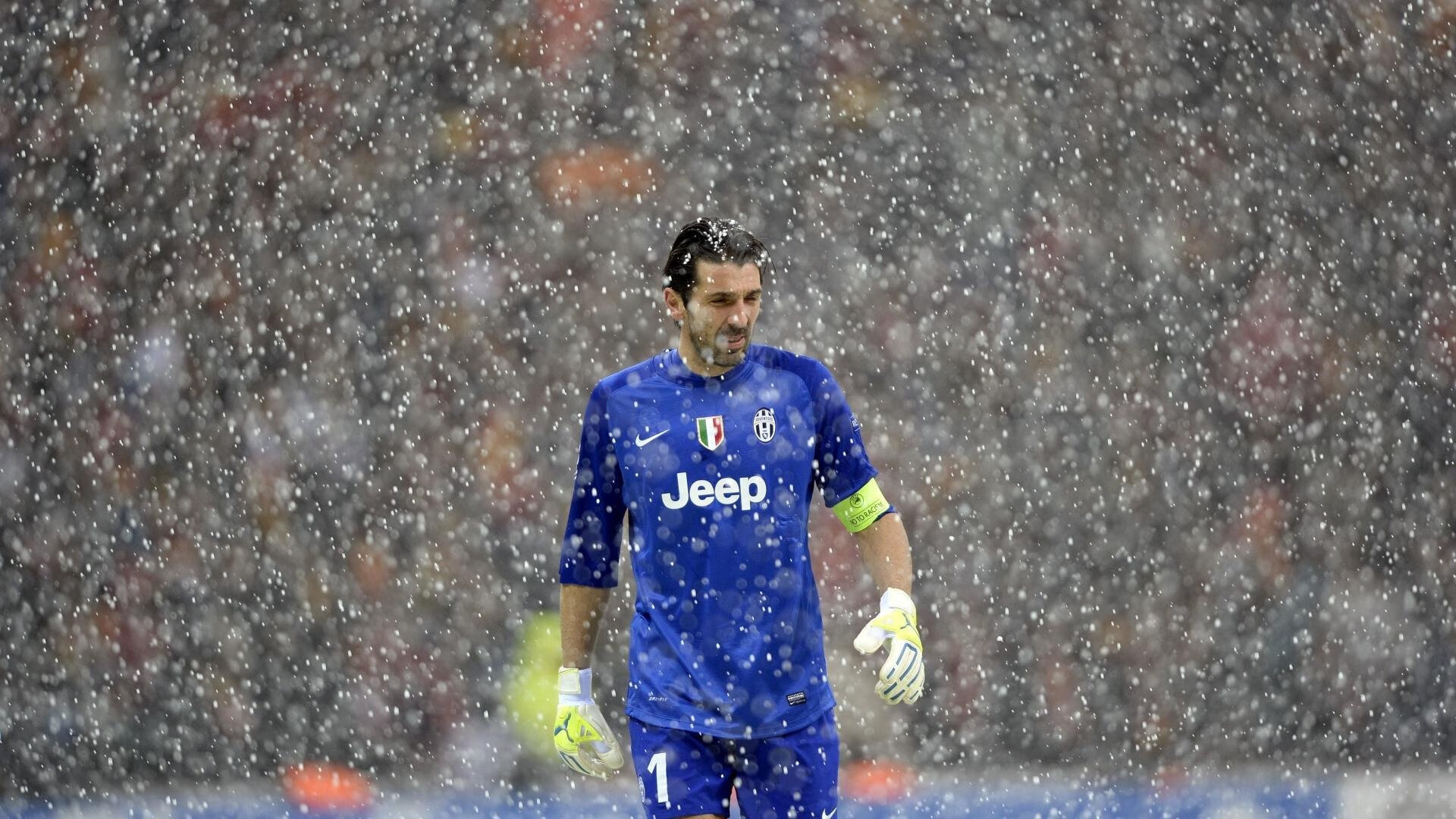 华体会官网-球迷狂欢：现场氛围火爆，激烈赛事不断，球迷狂欢节